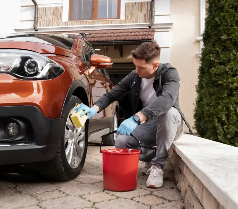 Lavage auto à domicile Vimy : professionnel intervenant sur un véhicule